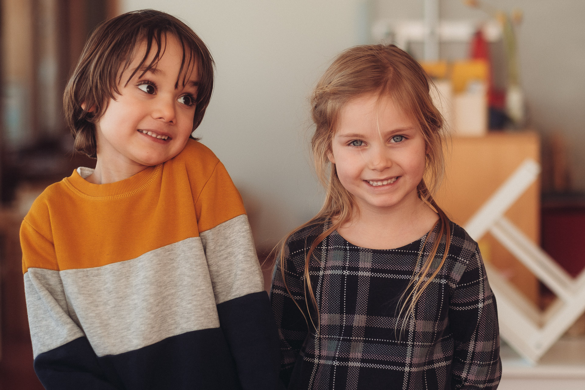 Zwei Kinder stehen nebeneinander und blicken in die Kamera