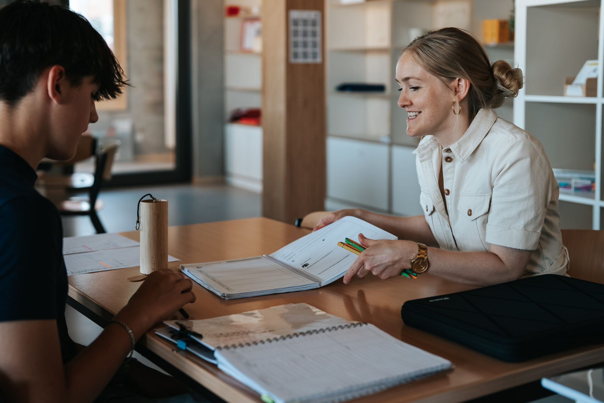 Schüler:in und Lerncoach im Gespräch in der Gemeinschaftsschule des MZO Offenburg.