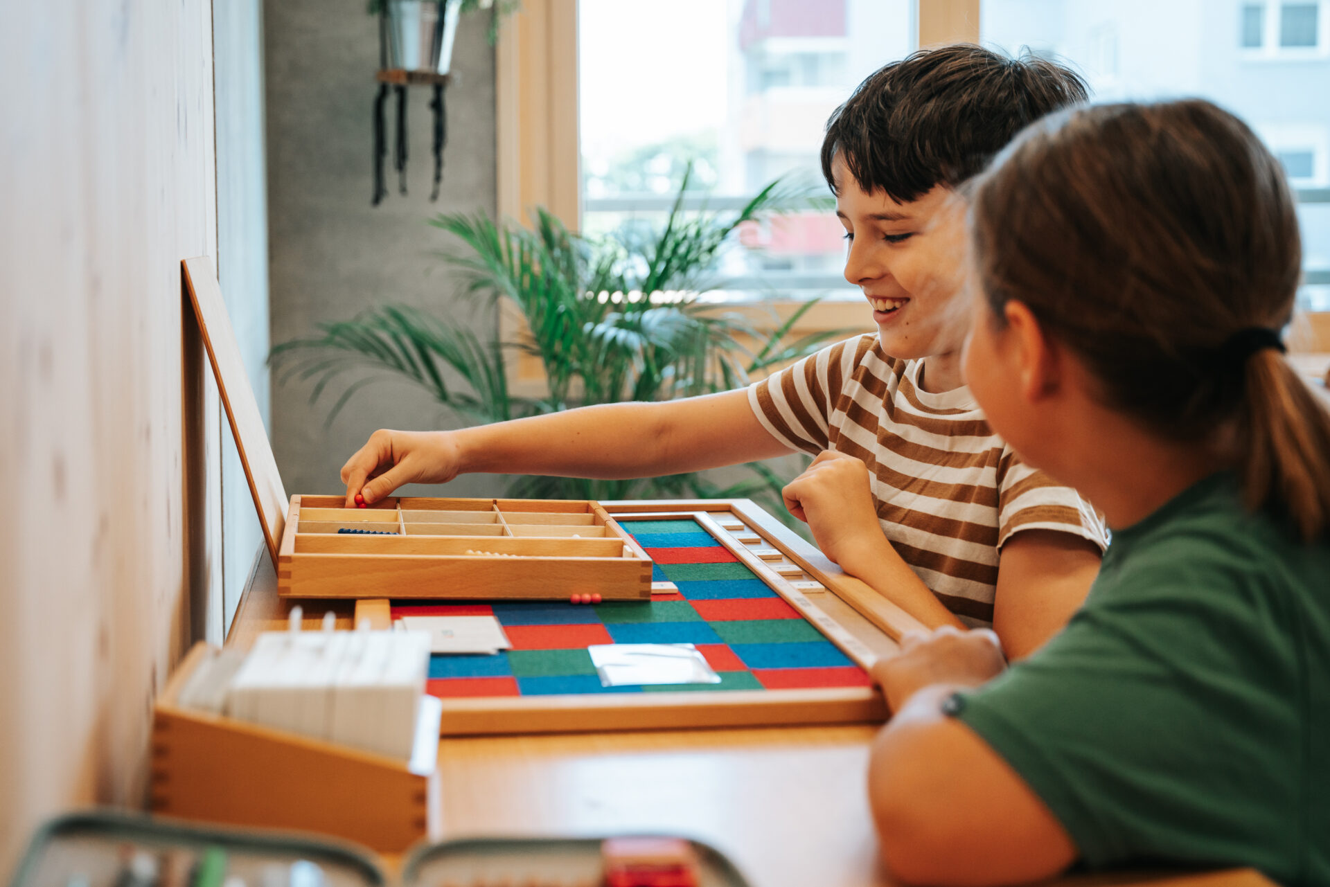 Im Montessori Zentrum Offenburg arbeiten die Kinder oft gemeinsam mit den Montessori Materialien und lernen selbstständig und konstruktiv.